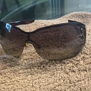 Brown acetate Gucci sunglasses.